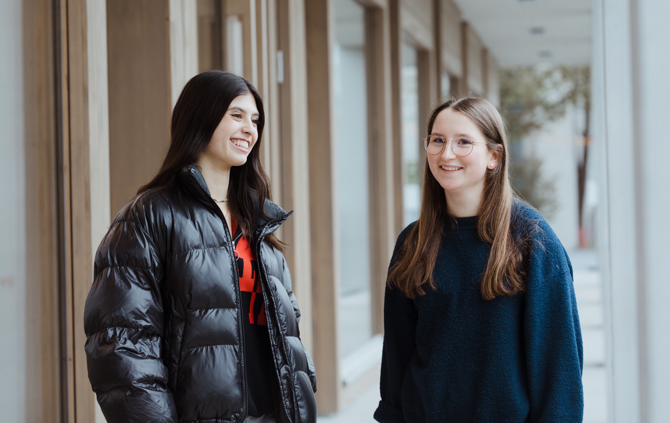 Zwei junge Frauen sprechen über ihre Ausbildung